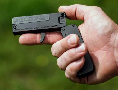 Αυτή είναι η πιστωτική κάρτα που μετατρέπεται σε πιστόλι! (βίντεο)